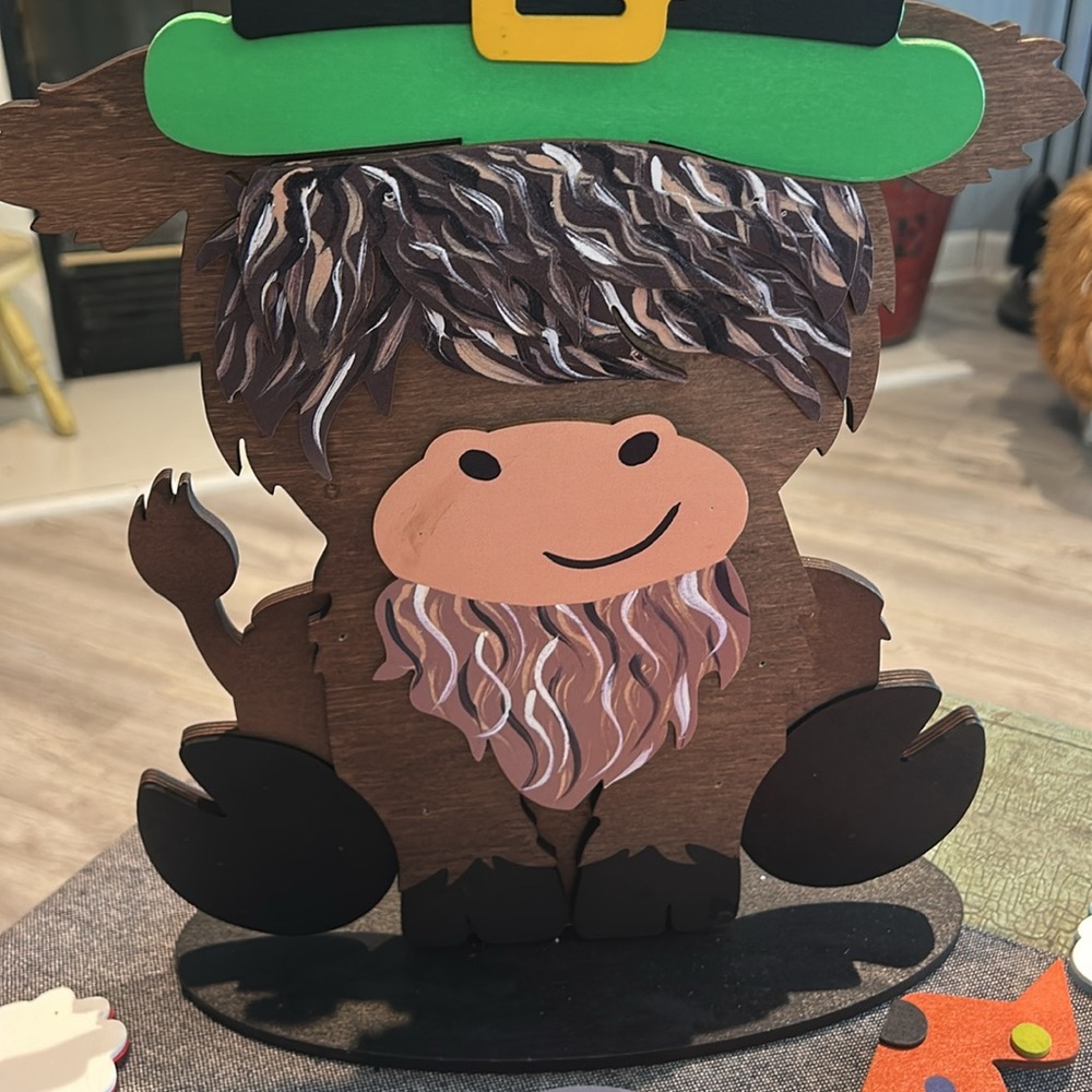 Seasonal Expressions Highland cow with seasonal swappable hats 10 different hats - Picture 4 of 6